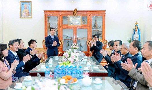 Bí thư Tỉnh ủy Dương Văn An chúc mừng giáng sinh giáo dân Giáo xứ Yên Mỹ. Ảnh: Cổng thông tin điện tử Vĩnh Phúc