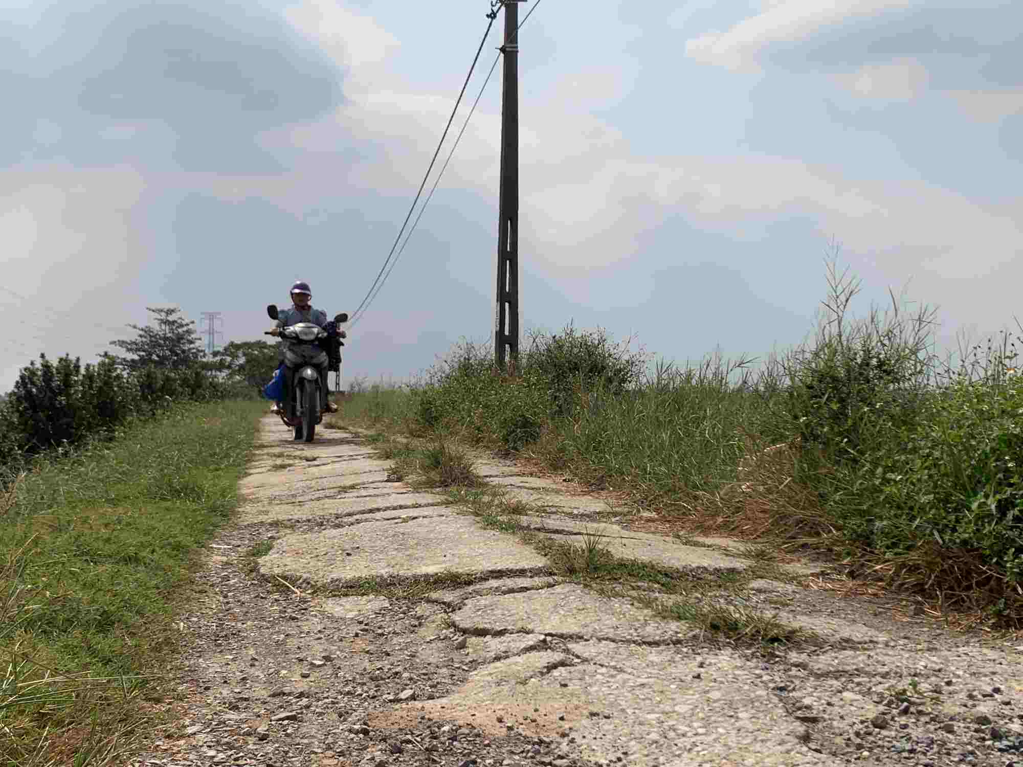 The road leading to Hamlet 1 (also known as Trai Dong Ke Hamlet), Vu Lao Village, Tan Thinh Commune, Nam Truc District is degraded. Photo: Ha Vi