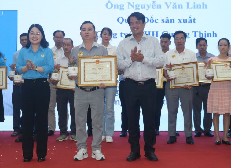 Mr. Bui Thanh Nhan - Head of the Mass Mobilization Committee of Binh Duong Provincial Party Committee and Ms. Nguyen Kim Loan - President of Binh Duong Provincial Labor Federation awarded certificates of merit from Binh Duong Provincial People's Committee to excellent and creative workers in 2024. Photo: Dinh Trong