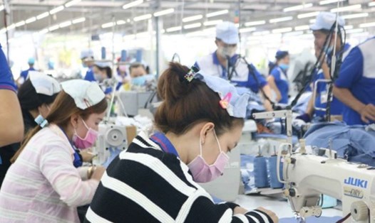 Công nhân kỳ vọng thưởng Tết khả quan. Ảnh: Bích Ngọc
