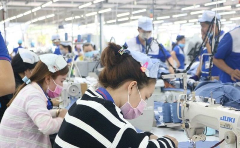 Workers expect good Tet bonuses. Photo: Bich Ngoc