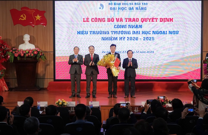 Associate Professor, Dr. Nguyen Van Long received the decision to appoint him as the Principal of Danang University of Foreign Languages. Photo: Nguyen Linh