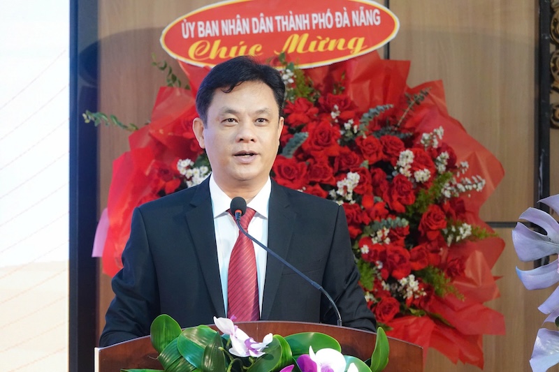 PGS.TS. Nguyen Van Long, Hieu truong Dai hoc Ngoai ngu. Anh: Nguyen Linh