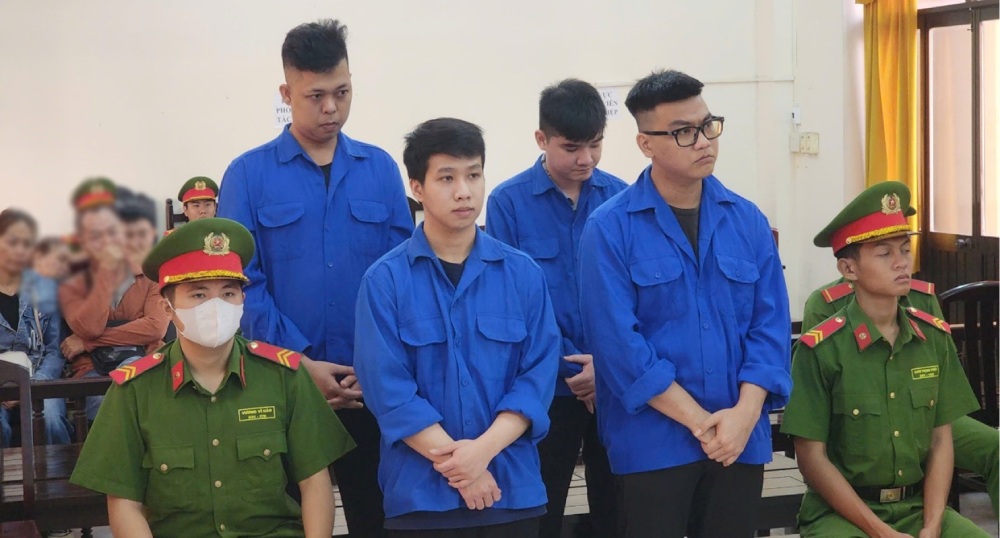 Từ trái sang, các bị cáo Tài, Chương (hàng đầu), Thái và Phúc (hàng thứ 2) đã cùng nhau thực hiện chiếm đoạt tài sản qua mạng. Ảnh: Văn Vũ