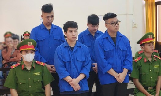 Từ trái sang, các bị cáo Tài, Chương (hàng đầu), Thái và Phúc (hàng thứ 2) đã cùng nhau thực hiện chiếm đoạt tài sản qua mạng. Ảnh: Văn Vũ