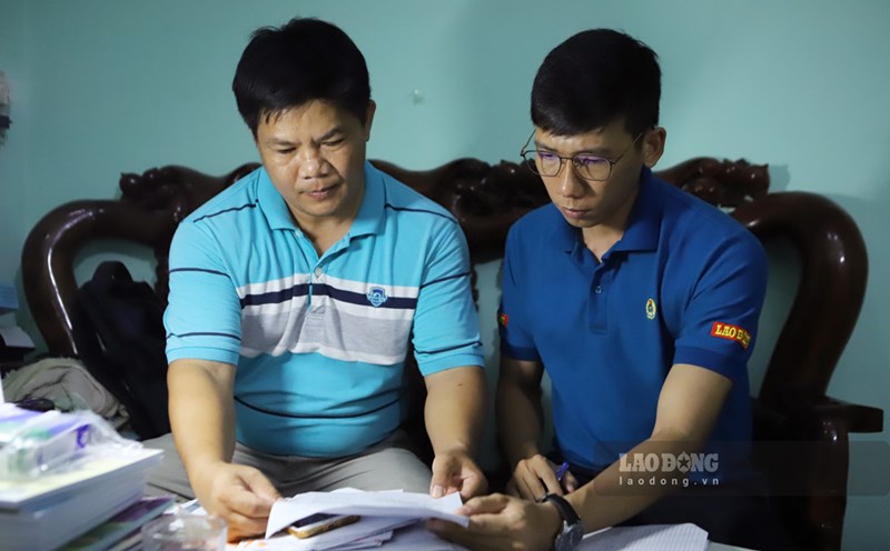 The case of teacher Nguyen Van Xuan (left) accusing him of having his benefits cut reflects the lack of consistency in education management in Binh Dinh. Photo: Phuong Thao