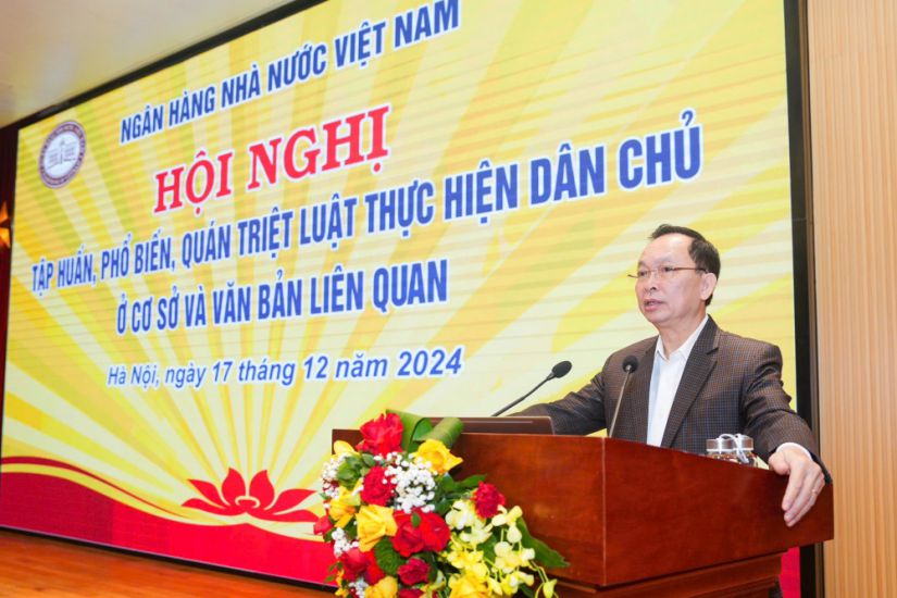 Mr. Dao Minh Tu - Permanent Deputy Governor of the State Bank, Chairman of the Vietnam Banking Trade Union - spoke at the training conference on the Law on Implementing Democracy at the Grassroots Level. Photo: Hoang Giap