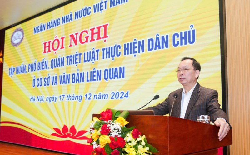 Mr. Dao Minh Tu - Permanent Deputy Governor of the State Bank, Chairman of the Vietnam Banking Trade Union - spoke at the training conference on the Law on Implementing Democracy at the Grassroots Level. Photo: Hoang Giap