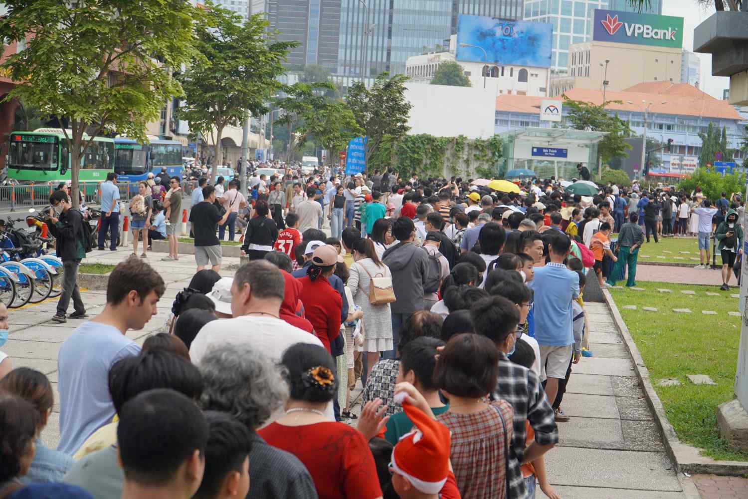 Ngay 22.12, nguoi dan xep hang dai cho xuong ga ngam Ben Thanh di Metro so 1.  Anh: Minh Quan