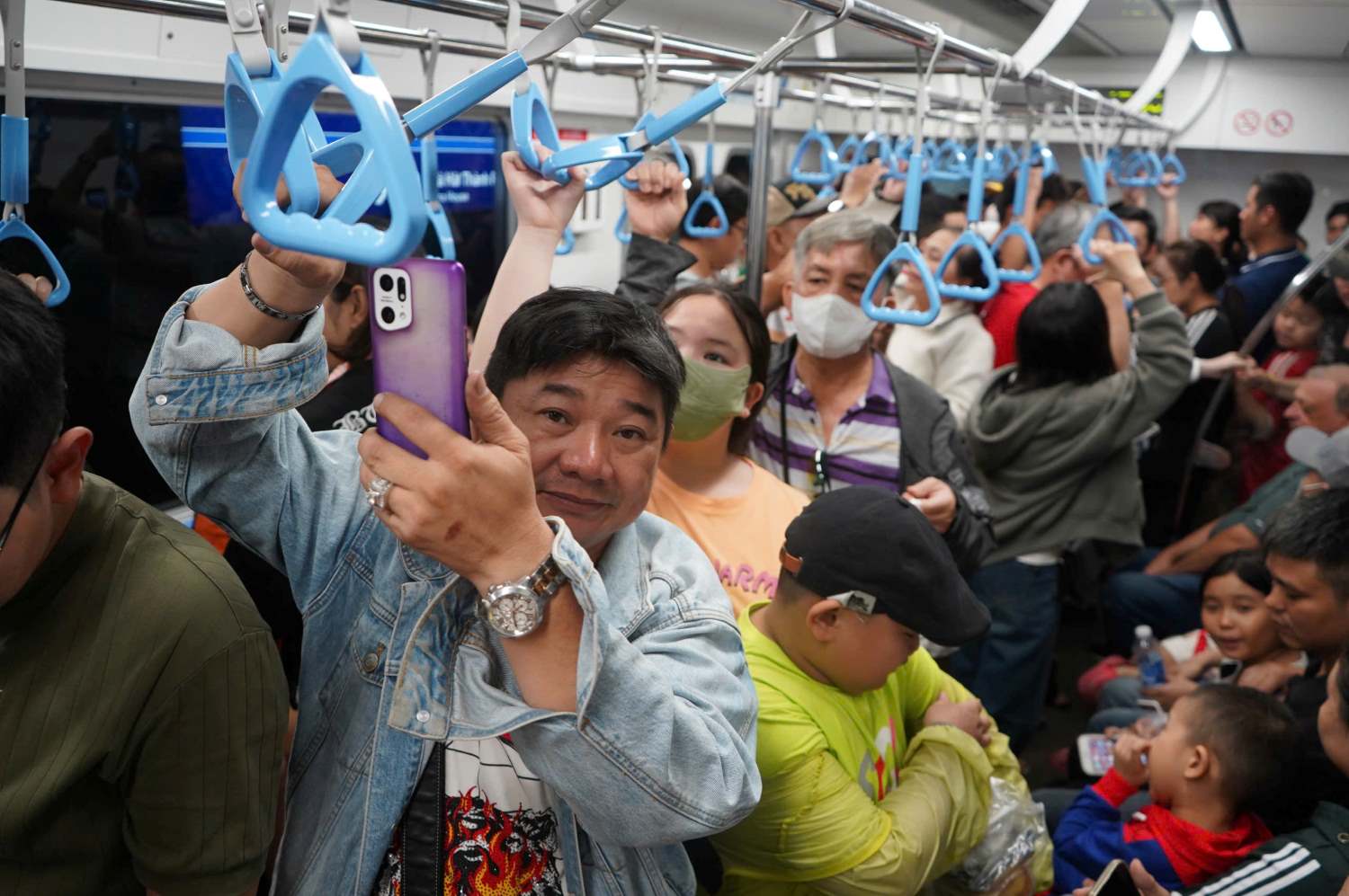 Metro train No. 1 was packed with passengers on the first day of operation. Photo: Anh Tu