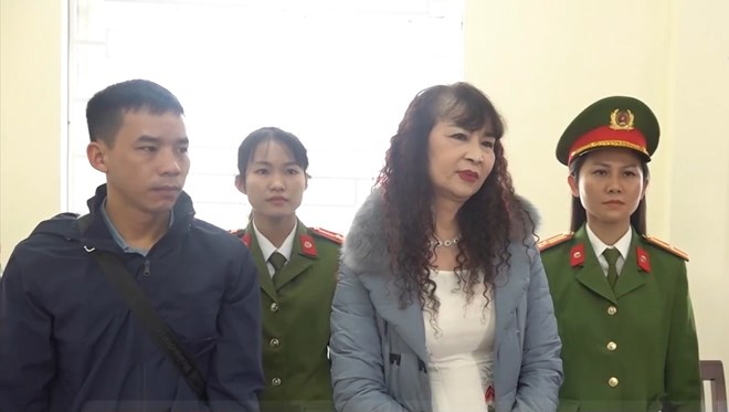 Cơ quan Công an đọc lệnh bắt giữ Nguyễn Kim Tiến, đối tượng đã có hành vi lợi dụng danh nghĩa báo chí bảo kê xe tải để trục lợi. Ảnh: Hải Đăng