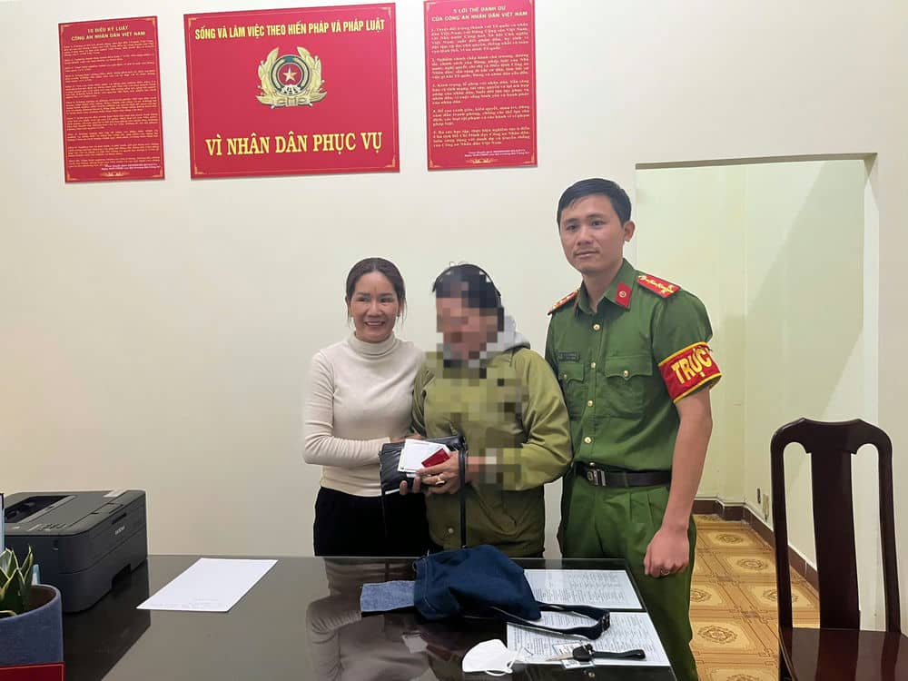 Chị Ngân trao trả lại tiền, vàng cho khách bỏ quên. Ảnh: Lam Hồng 