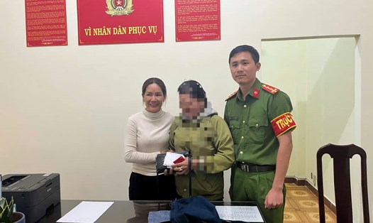 Chị Ngân trao trả lại tiền, vàng cho khách bỏ quên. Ảnh: Lam Hồng