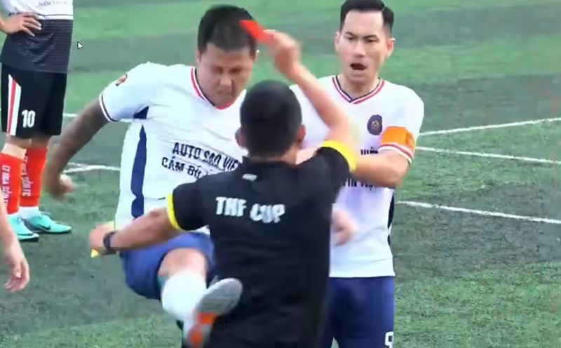 Former player Le Sy Manh attacked the referee in a match in the amateur tournament. Photo cut from video