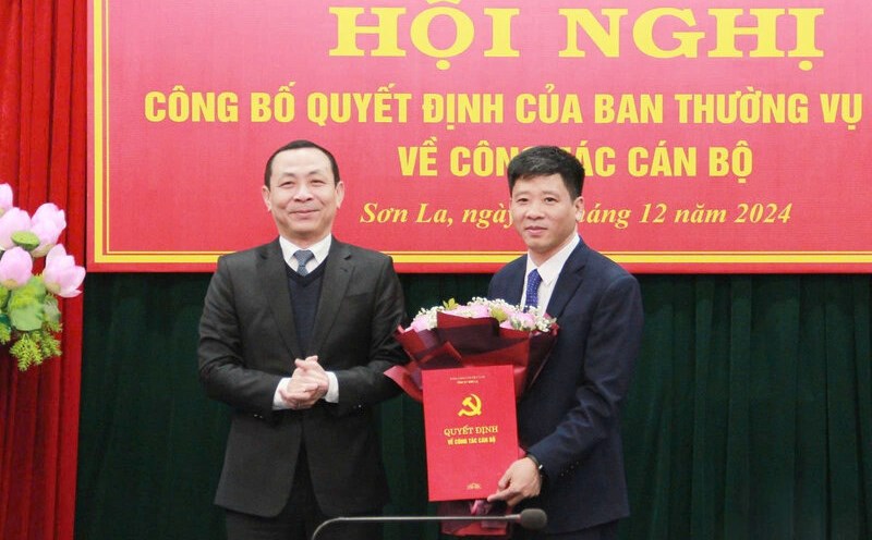 New Deputy Chief of Office of Son La Provincial Party Committee Pham Minh Hai (right) receives appointment decision. Photo: Son La Newspaper