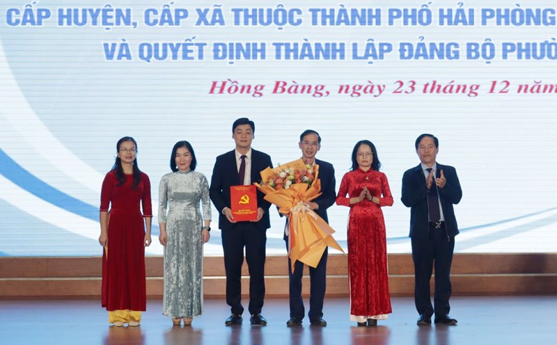 Secretary of Hong Bang District Party Committee presented the Decision and flowers to Thuong Ly Ward Party Committee. Photo: Hai Phong Portal