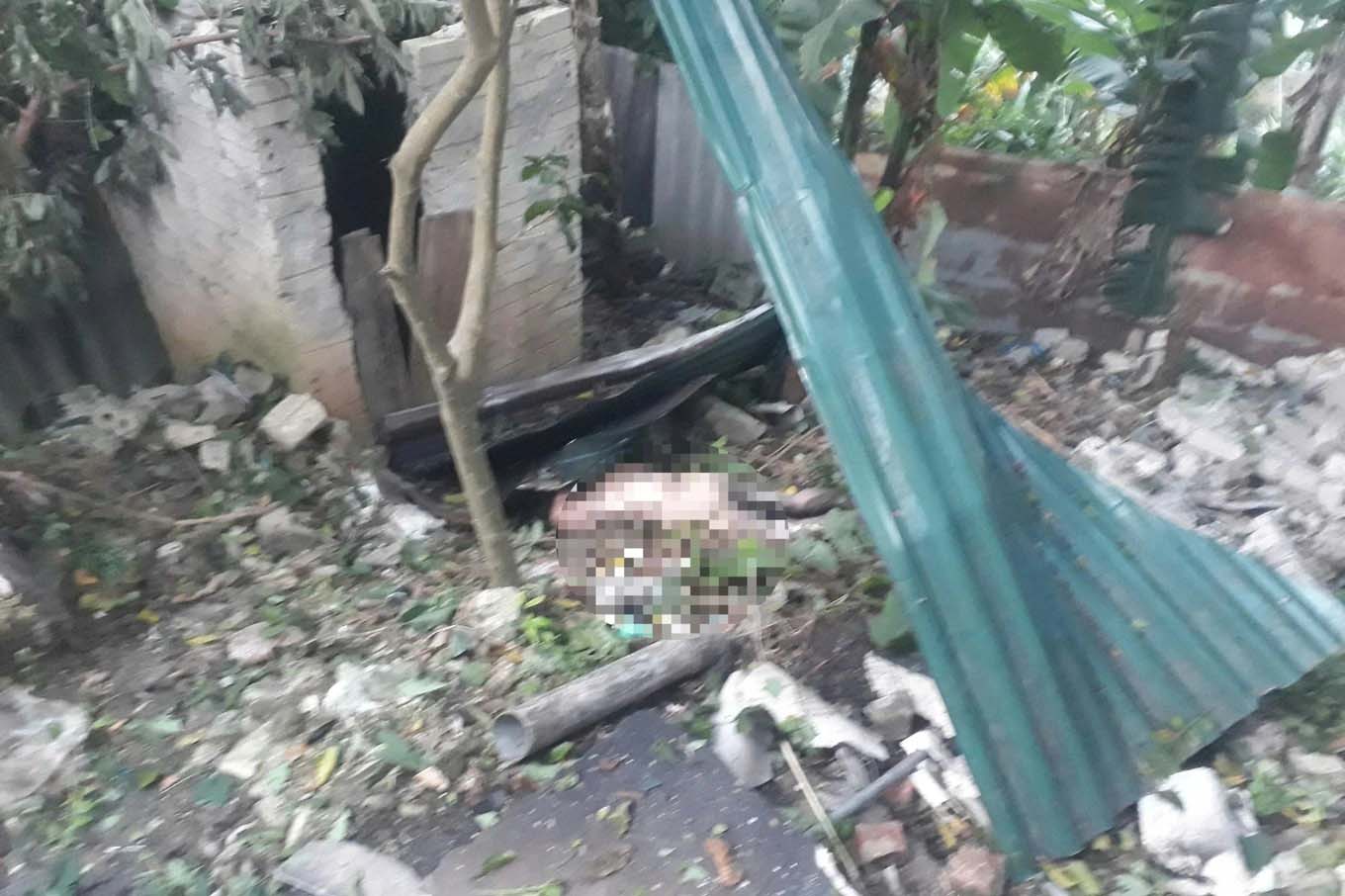After a loud explosion came from a house in Ke Bang village, Chau Hanh commune, people discovered two bodies. Photo: Bao Chau