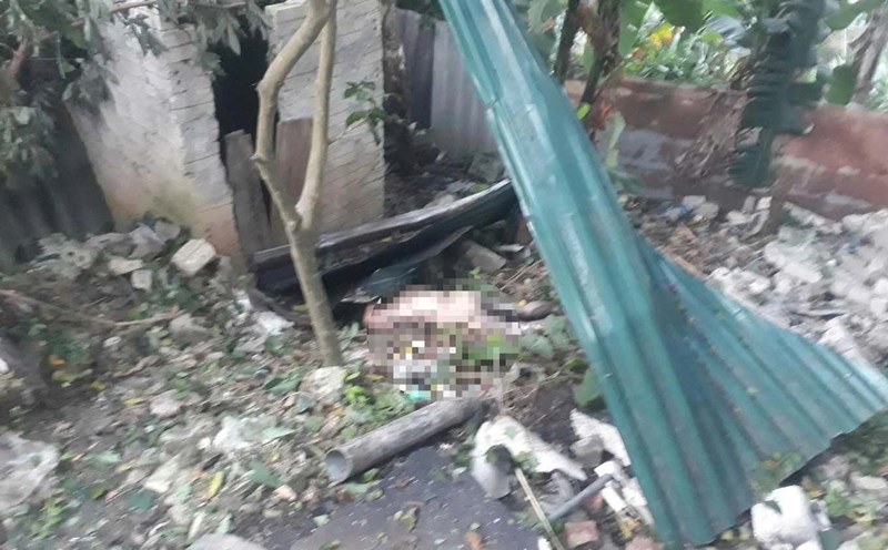 After a loud explosion came from a house in Ke Bang village, Chau Hanh commune, people discovered two bodies. Photo: Bao Chau