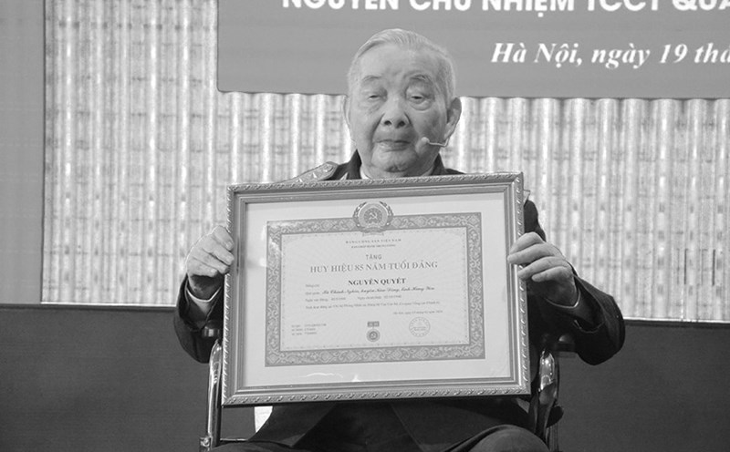 General Nguyen Quyet received the 85-year Party membership badge in early 2024. Photo: Ministry of National Defense's electronic information portal