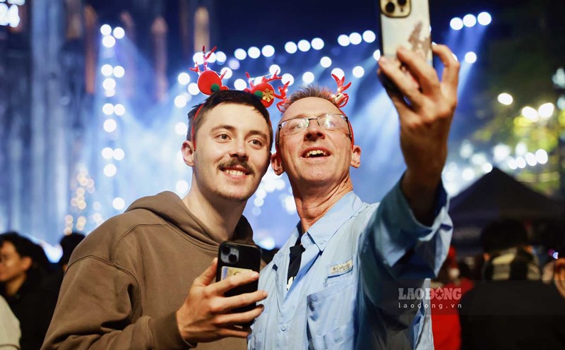 International visitors excited, celebrate special Christmas in Vietnam