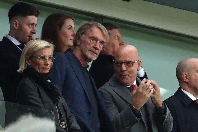 Sir Jim Ratcliffe dang tinh toan rat ki ve khoan thu chi cua Man United. Anh: AFP 