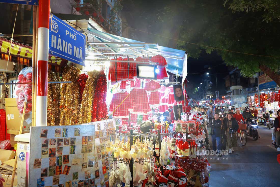 Tai Pho Hang Ma (Hoan Kiem, Ha Noi), noi chuyen ban do trang tri moi dip le cung la mot trong nhung con pho “thay mau” Giang sinh ro nhat. 