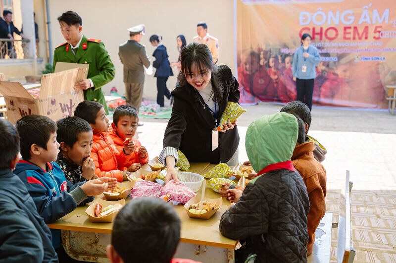 Warm clothes and gifts were given to Son La children. Photo: Cao Thien