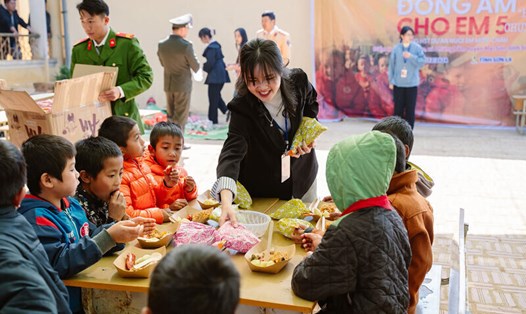 Những chiếc áo ấm và quà được trao đến trẻ em Sơn La. Ảnh: Cao Thiên