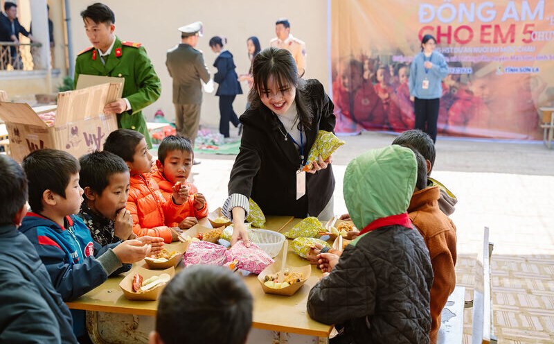 Warm clothes and gifts were given to Son La children. Photo: Cao Thien