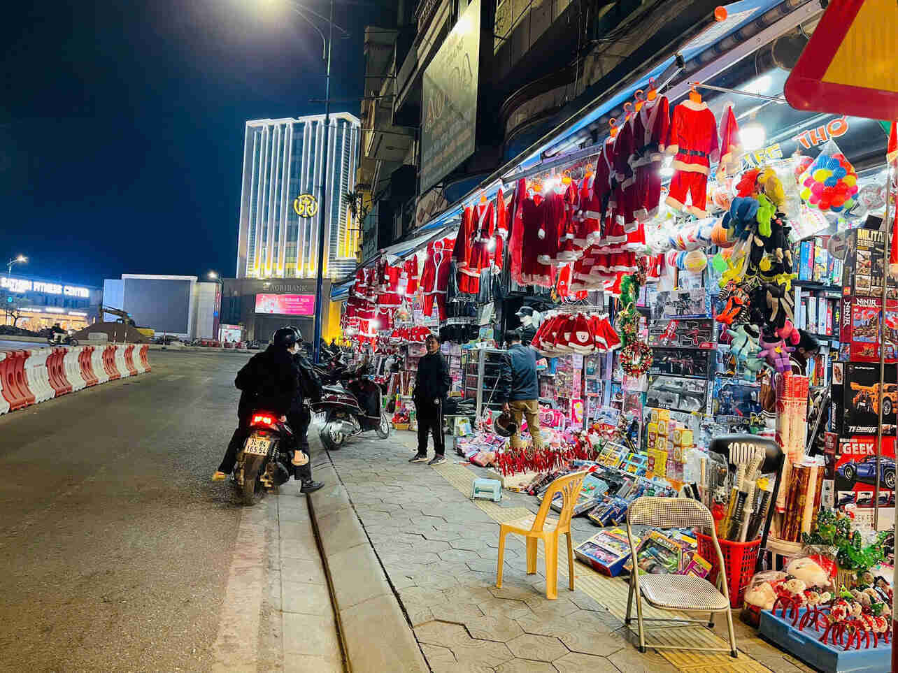 Despite the variety of designs on display, the number of customers coming to buy Christmas items in Hai Duong City is still sparse. Photo: Mai Huong