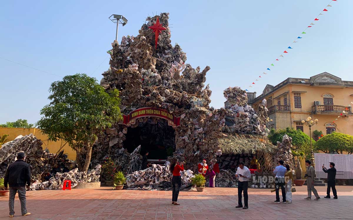 Nhieu nha tho, giao ho o huyen Hai Hau  rat nhieu hang da duoc ba con giao dan dung len theo khu vuc dong ngo de the hien tinh yeu voi Thien Chua va giup gan ket tinh cam, su doan ket cua nguoi dan noi day.