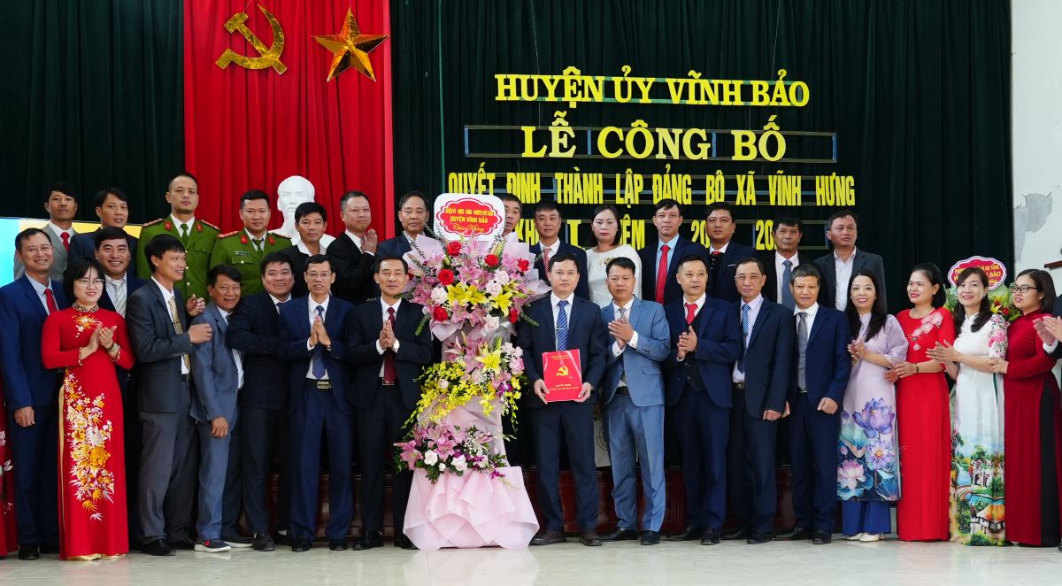Vinh Bao District Party Committee (Hai Phong) handed over the decision to establish commune party committees. Photo: Duong Thi Bich