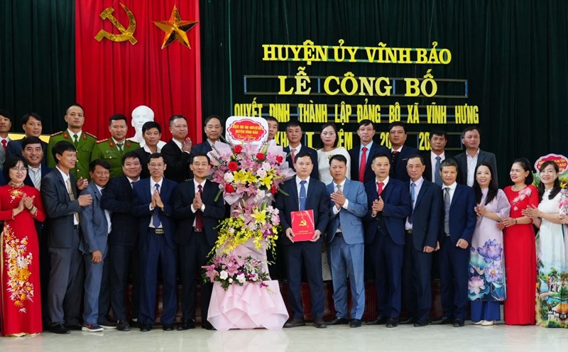 Vinh Bao District Party Committee (Hai Phong) handed over the decision to establish commune party committees. Photo: Duong Thi Bich