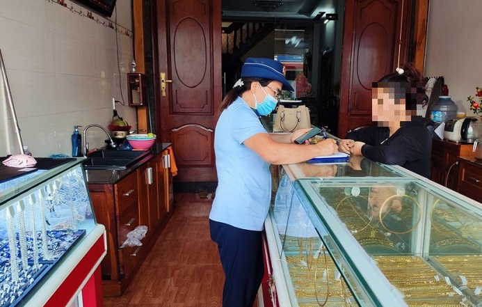 Dak Lak Province Market Management Force handles a store violating gold trading activities in the area. Photo: Bao Trung