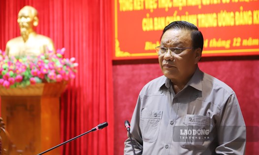 Phó Bí thư Thường trực Tỉnh ủy Bình Định Lê Kim Toàn báo cáo phương án sắp xếp tổ chức bộ máy tại hội nghị. Ảnh: Hoài Luân