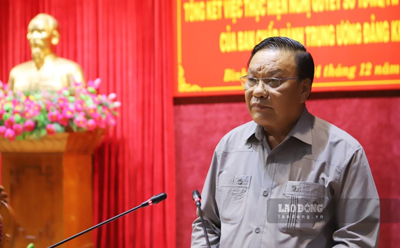 Standing Deputy Secretary of Binh Dinh Provincial Party Committee Le Kim Toan reported on the plan to reorganize the apparatus at the conference. Photo: Hoai Luan