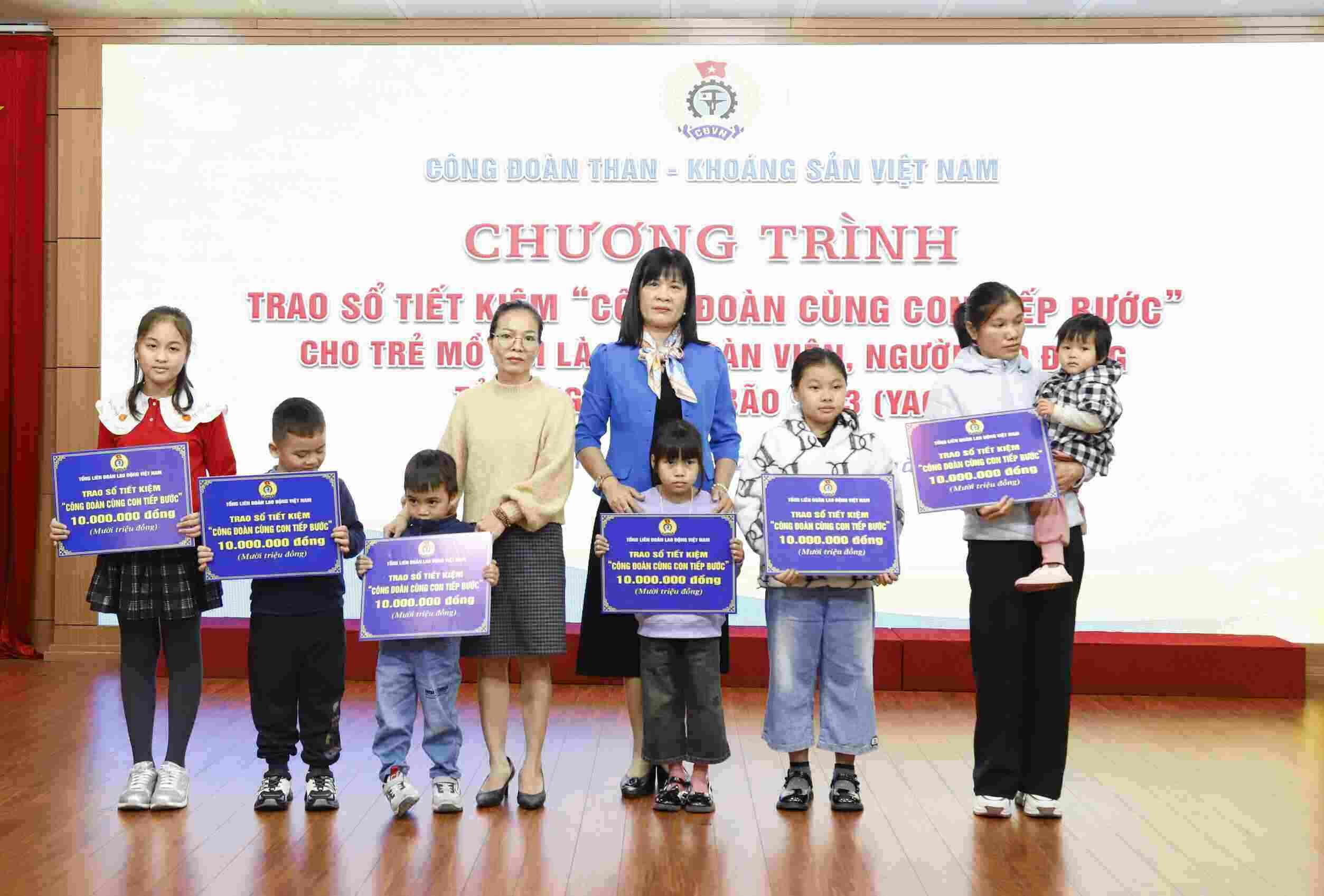 Ms. Do Hong Van presented the "Union and children continue the journey" savings book to the children of union members and workers who died due to storm No. 3. Photo: CDTKV
