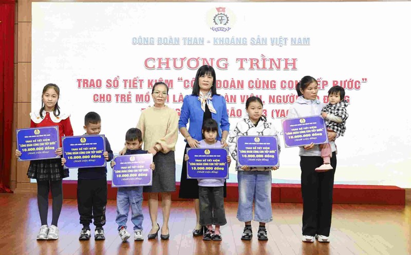 Ms. Do Hong Van presented the "Union and children continue the journey" savings book to the children of union members and workers who died due to storm No. 3. Photo: CDTKV