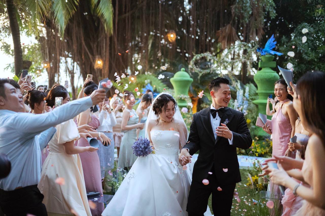 Hinh anh lang man cua Thai Trinh ben chong trong le cuoi. Anh: Nghe si cung cap.