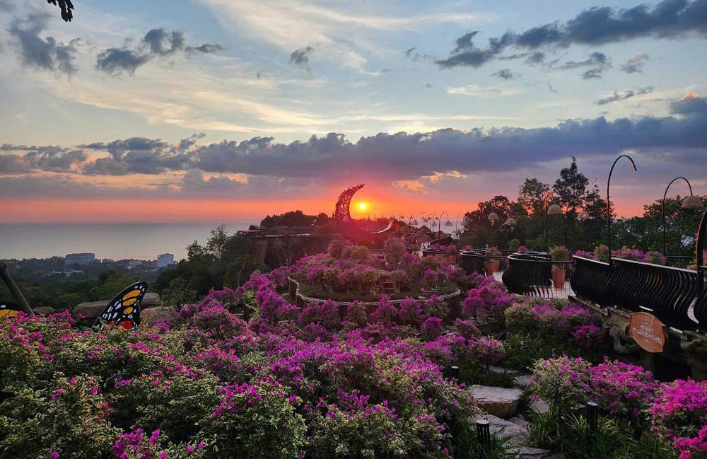 Khi màn đêm buông xuống, The Peak khoác lên mình một vẻ đẹp huyền ảo, lung linh.