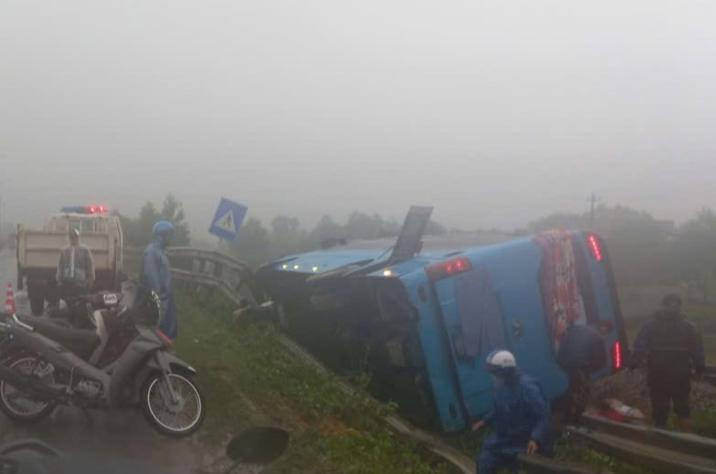 Passenger car overturned after the accident. Photo: H.Nguyen.