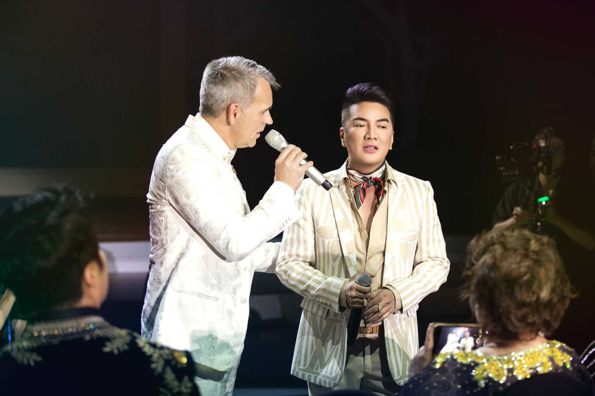 Dam Vinh Hung and singer Bich Tuyen's husband. Photo: Provided by the character.