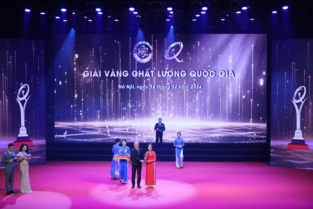 FrieslandCampina Ha Nam, factory capacity reaches 200 million kg of milk/year, providing about 1.5 billion servings of milk with brands such as Dutch Lady, Friso, YoMost, Fristi - honored to receive the National Quality Gold Award. Photo: Provided by the company