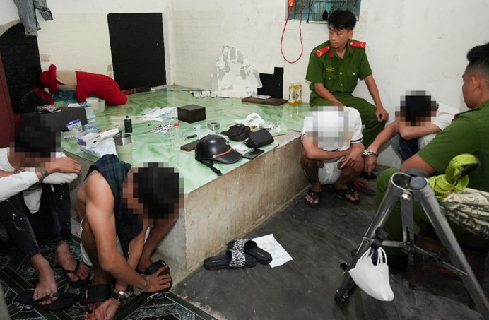 5 subjects were caught red-handed illegally using drugs. Photo: Hau Giang Provincial Police