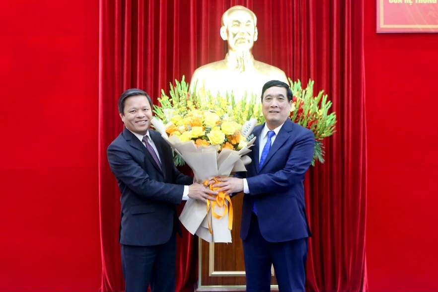 Mr. Phan Trong Tan (left) - new member of the Standing Committee of Phu Tho Provincial Party Committee received congratulatory flowers from Provincial Party Secretary Bui Minh Chau. Photo: Phu Tho Provincial People's Committee.