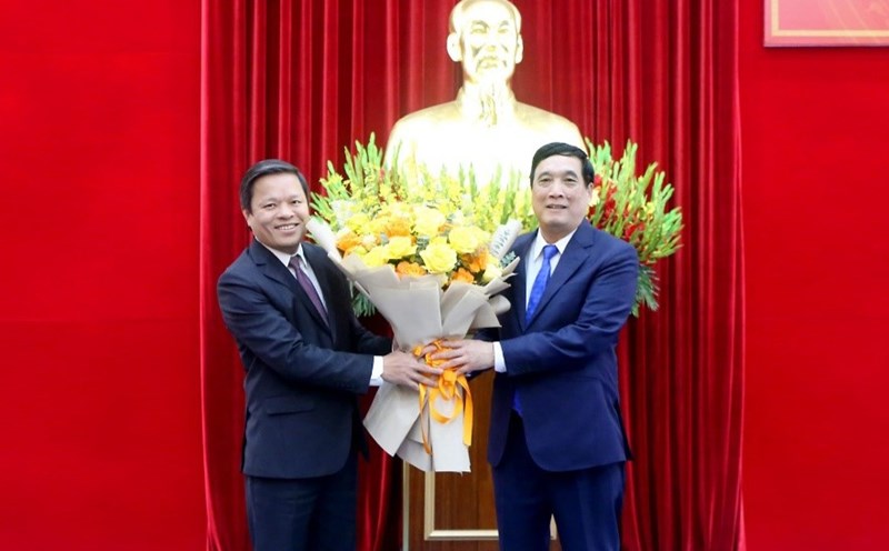 Mr. Phan Trong Tan (left) - new member of the Standing Committee of Phu Tho Provincial Party Committee received congratulatory flowers from Provincial Party Secretary Bui Minh Chau. Photo: Phu Tho Provincial People's Committee.