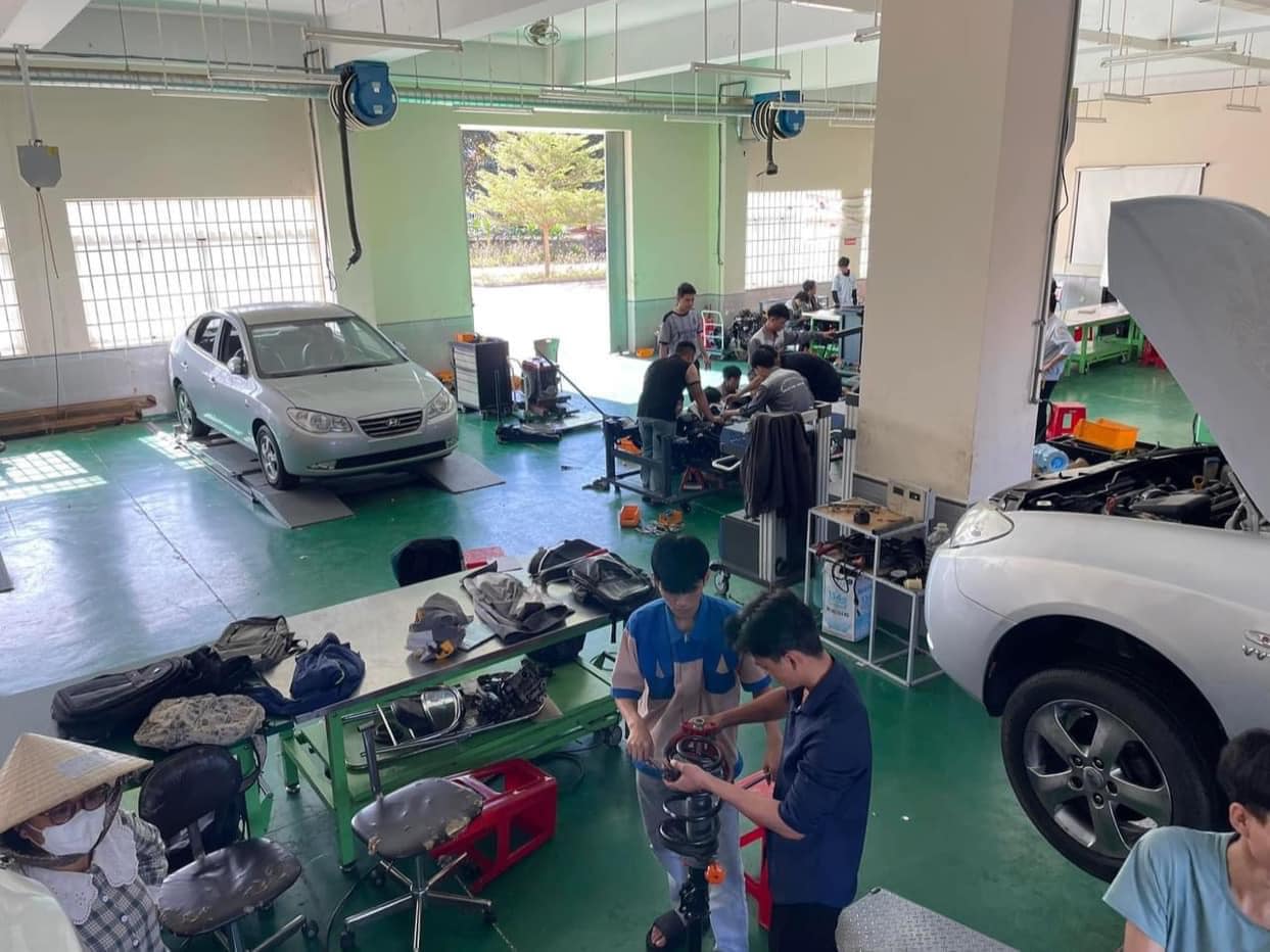 Students of Dak Lak College learn to repair cars. Photo: Dak Lak College