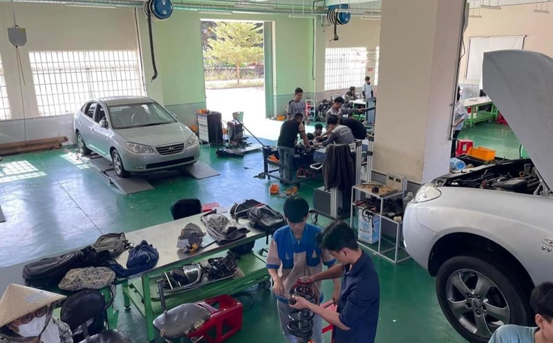 Students of Dak Lak College learn to repair cars. Photo: Dak Lak College