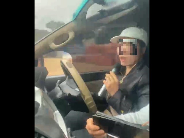 Ms. N.T.L. was driving a car while holding a microphone to sing karaoke. Photo: Cao Nguyen