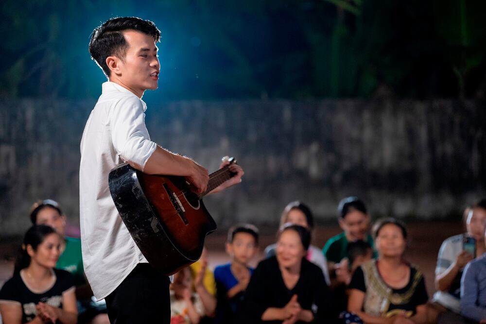 Singer Le Vinh Toan introduces the special musical film "Memories". Photo: Interviewee